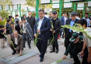 گلباران قبور مطهر شهدا در هفته دفاع مقدس