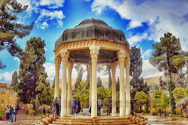 حافظ منتقد ریا، پیشوای عرفان عاشقانه ایرانی