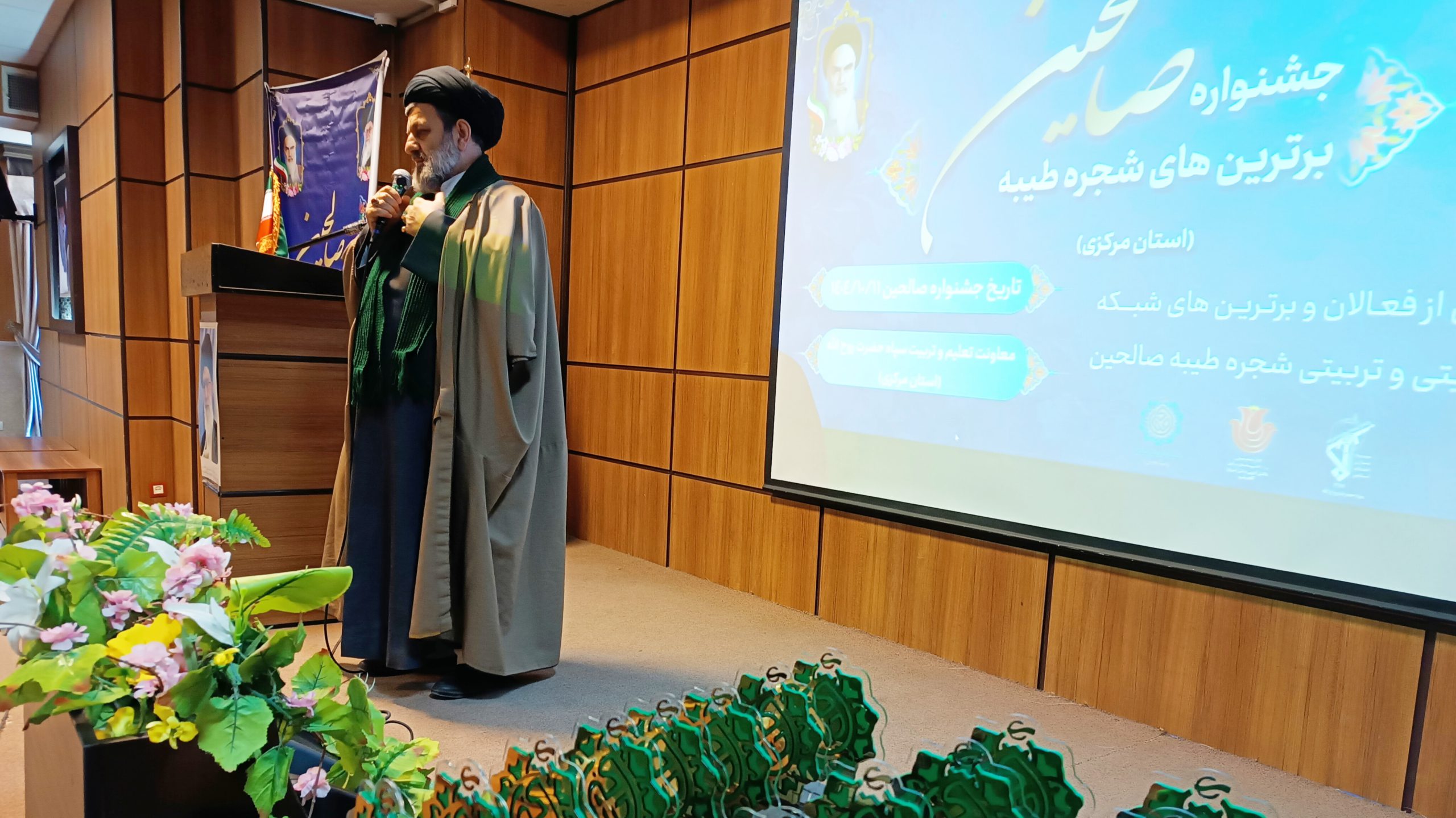 وحدت و بصیرت جوانان سد فتنه‌های دشمن است